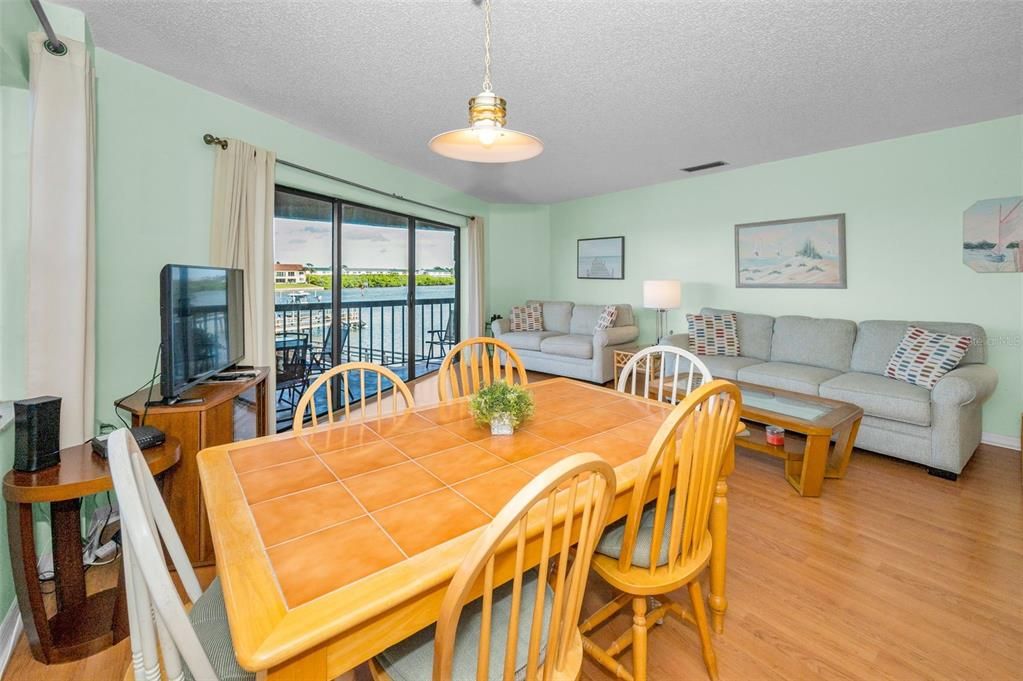 合同活跃: $549,500 (2 贝兹, 2 浴室, 1310 平方英尺)