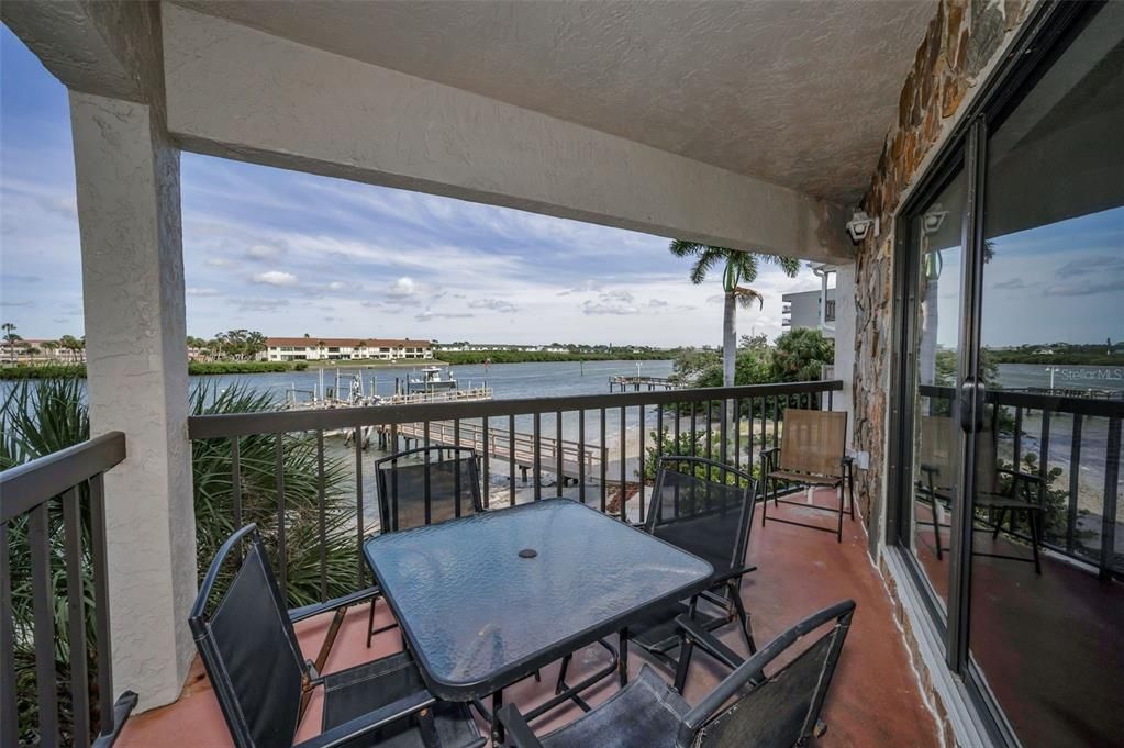 合同活跃: $549,500 (2 贝兹, 2 浴室, 1310 平方英尺)