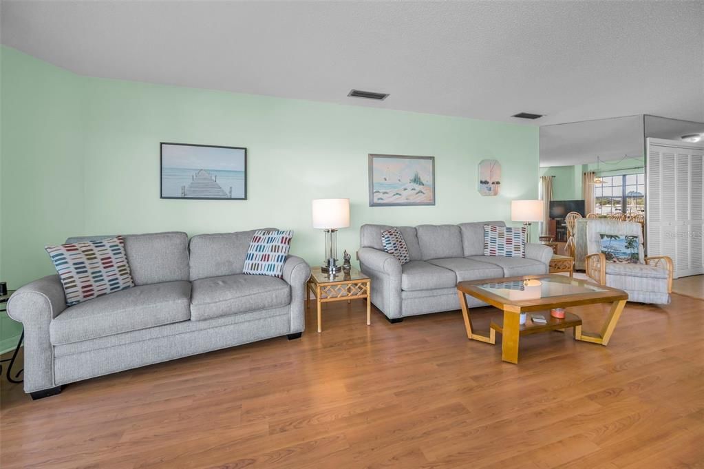 合同活跃: $549,500 (2 贝兹, 2 浴室, 1310 平方英尺)