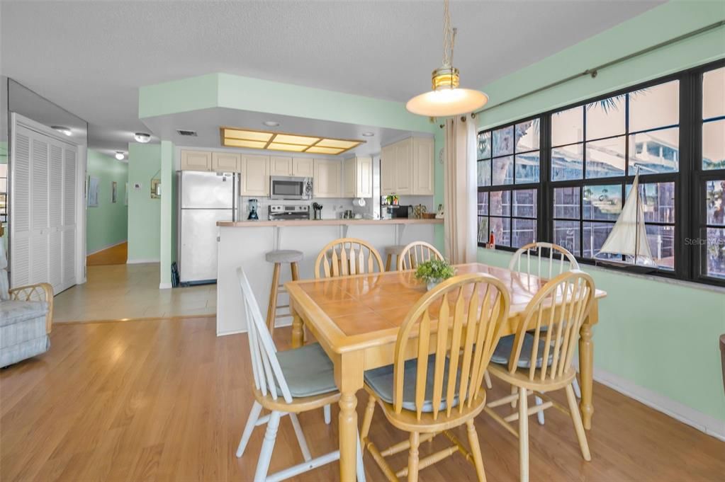 合同活跃: $549,500 (2 贝兹, 2 浴室, 1310 平方英尺)