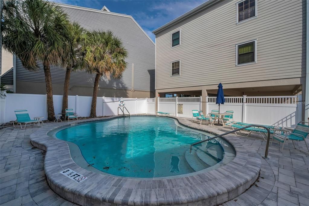 合同活跃: $549,500 (2 贝兹, 2 浴室, 1310 平方英尺)