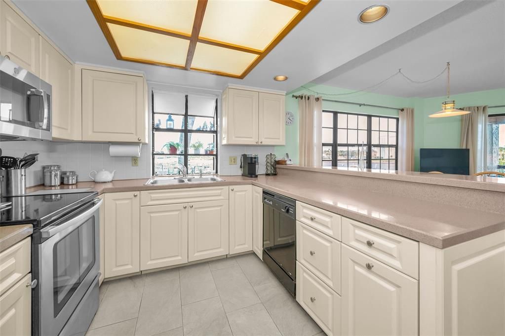 合同活跃: $549,500 (2 贝兹, 2 浴室, 1310 平方英尺)