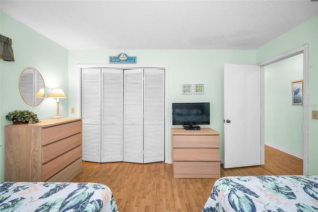 合同活跃: $549,500 (2 贝兹, 2 浴室, 1310 平方英尺)