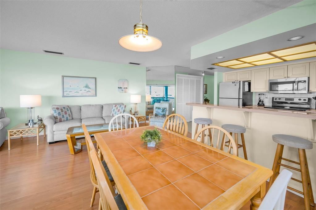 合同活跃: $549,500 (2 贝兹, 2 浴室, 1310 平方英尺)