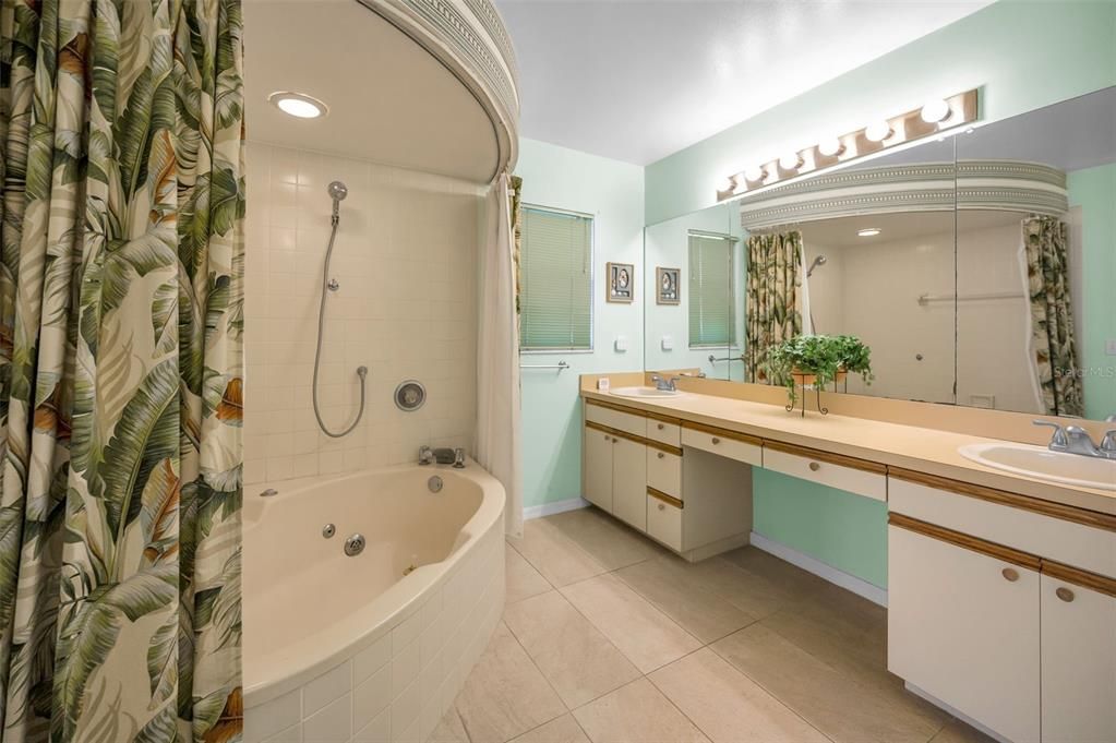 合同活跃: $549,500 (2 贝兹, 2 浴室, 1310 平方英尺)