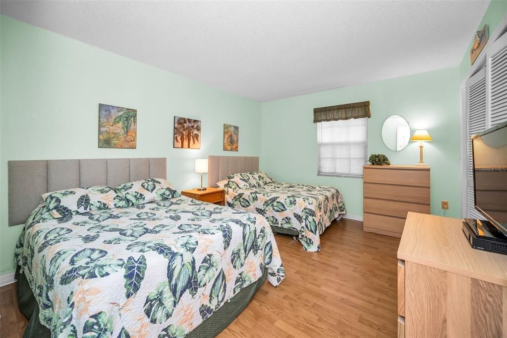 合同活跃: $549,500 (2 贝兹, 2 浴室, 1310 平方英尺)