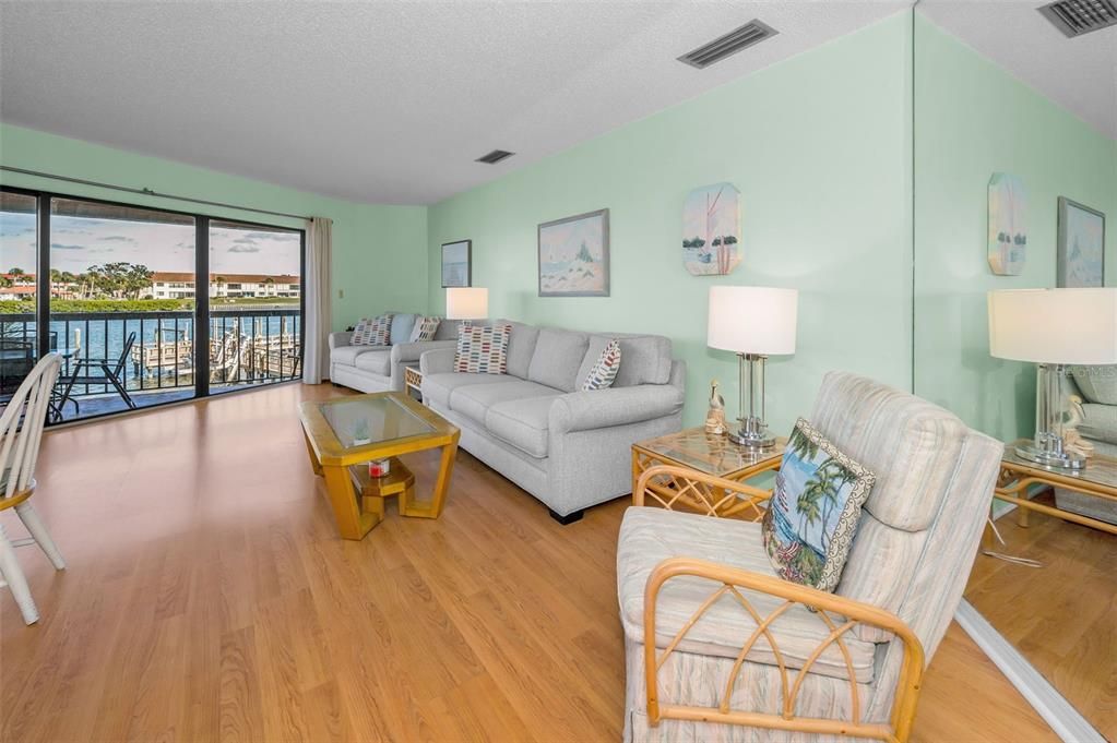 合同活跃: $549,500 (2 贝兹, 2 浴室, 1310 平方英尺)