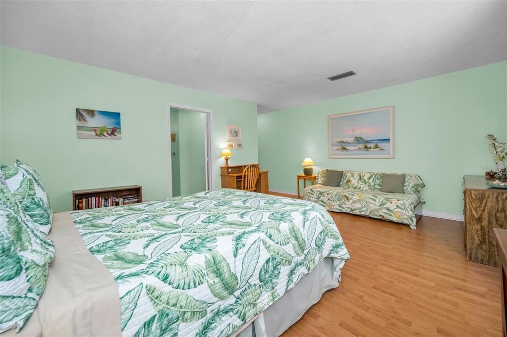 合同活跃: $549,500 (2 贝兹, 2 浴室, 1310 平方英尺)