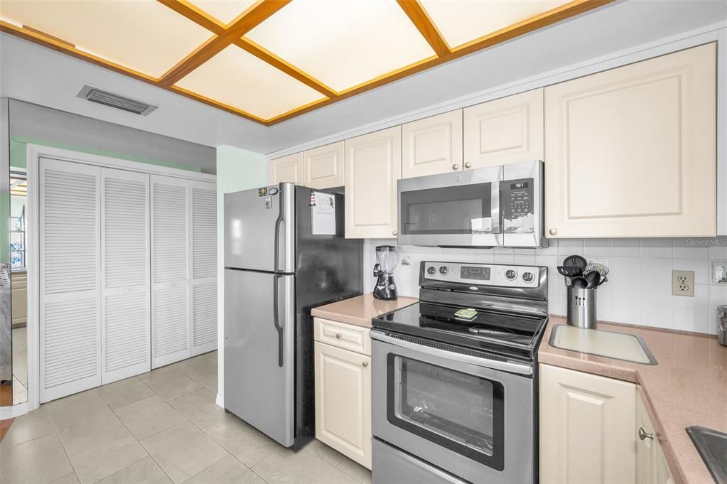 合同活跃: $549,500 (2 贝兹, 2 浴室, 1310 平方英尺)