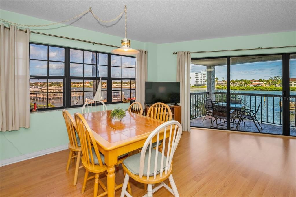 合同活跃: $549,500 (2 贝兹, 2 浴室, 1310 平方英尺)