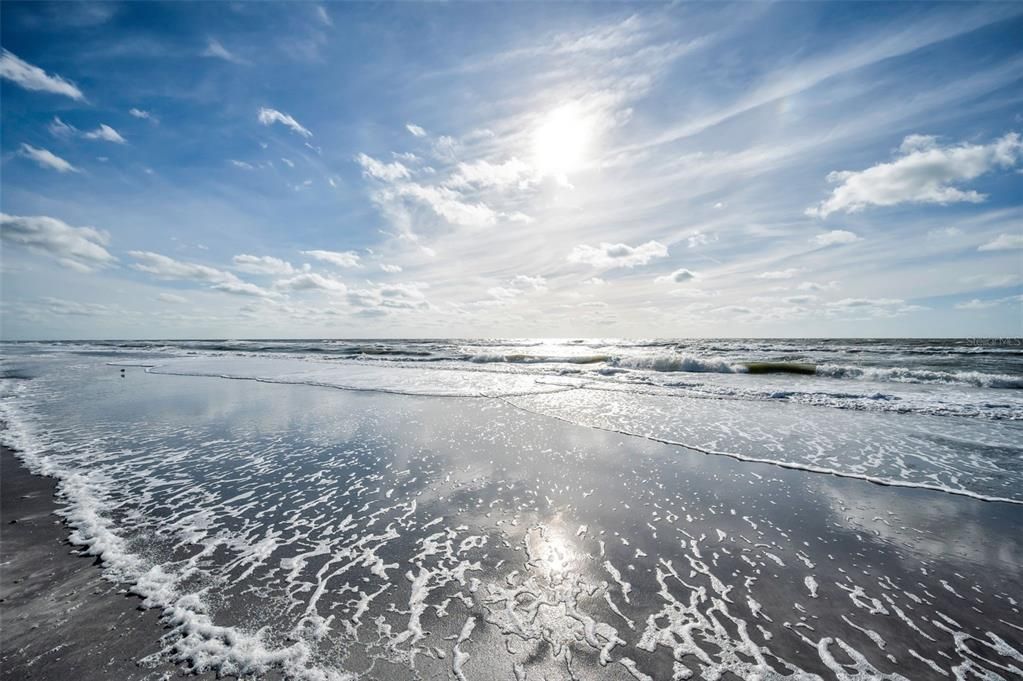 合同活跃: $549,500 (2 贝兹, 2 浴室, 1310 平方英尺)