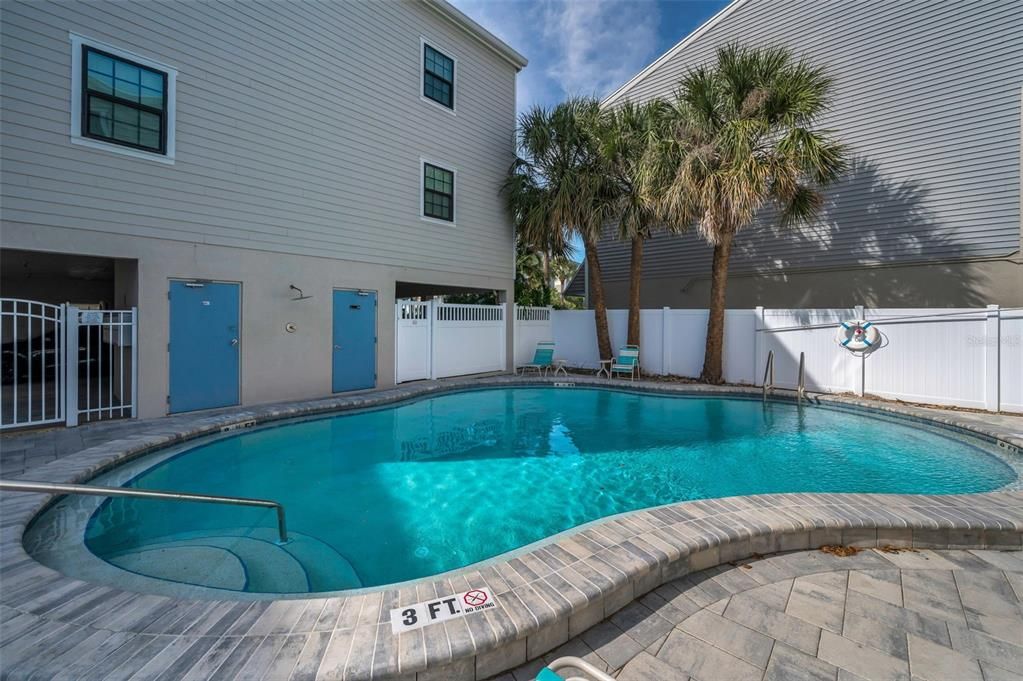 合同活跃: $549,500 (2 贝兹, 2 浴室, 1310 平方英尺)