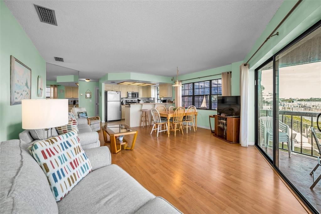 合同活跃: $549,500 (2 贝兹, 2 浴室, 1310 平方英尺)