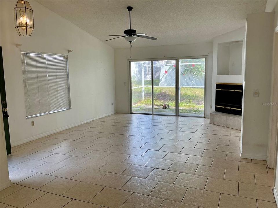 Под контрактом: $229,000 (3 спален, 2 ванн, 1372 Квадратных фут)