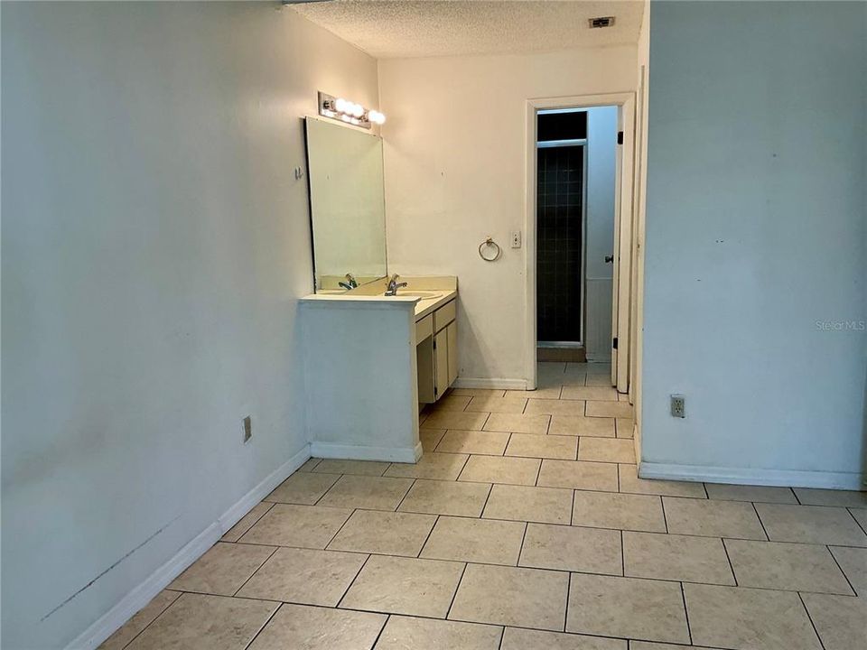 Под контрактом: $229,000 (3 спален, 2 ванн, 1372 Квадратных фут)