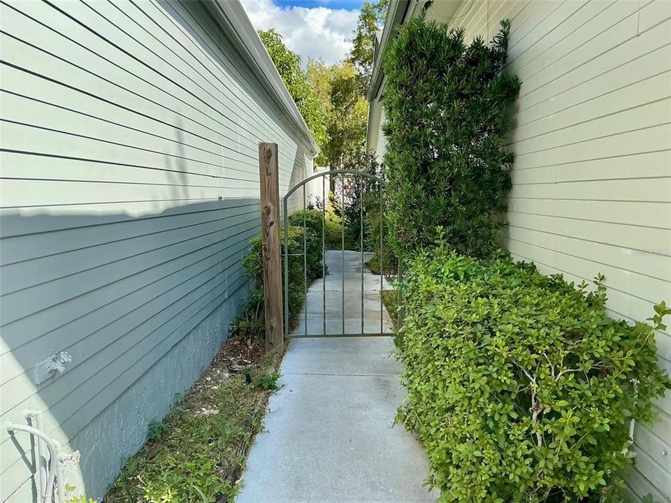 Под контрактом: $229,000 (3 спален, 2 ванн, 1372 Квадратных фут)