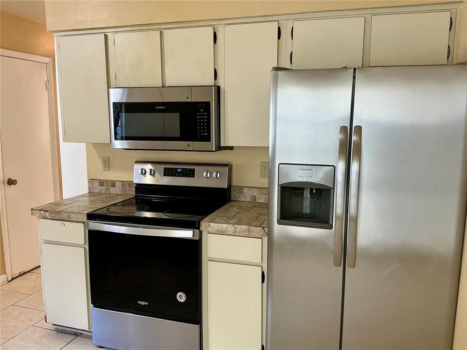 Под контрактом: $229,000 (3 спален, 2 ванн, 1372 Квадратных фут)