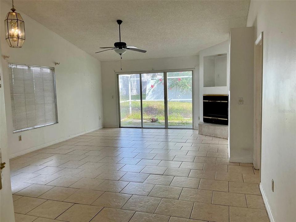 Под контрактом: $229,000 (3 спален, 2 ванн, 1372 Квадратных фут)