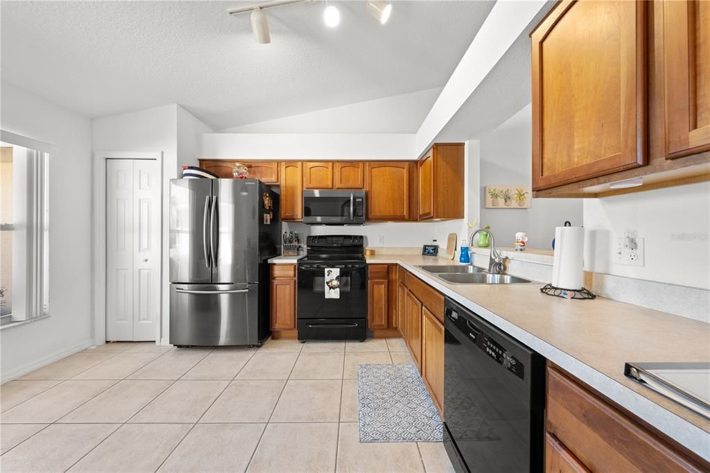 For Sale: $290,000 (3 beds, 2 baths, 1364 Square Feet)