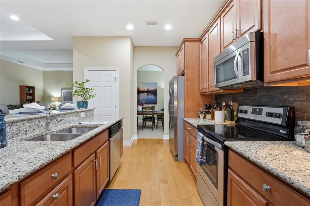 待售: $550,000 (3 贝兹, 2 浴室, 2281 平方英尺)