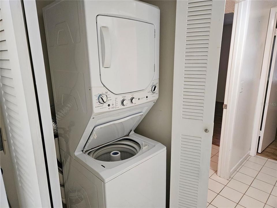 For Sale: $165,000 (2 beds, 2 baths, 897 Square Feet)