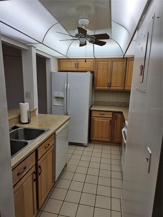 For Sale: $165,000 (2 beds, 2 baths, 897 Square Feet)