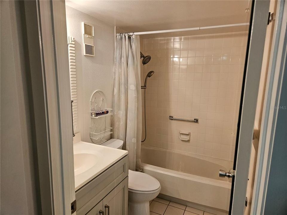 For Sale: $165,000 (2 beds, 2 baths, 897 Square Feet)