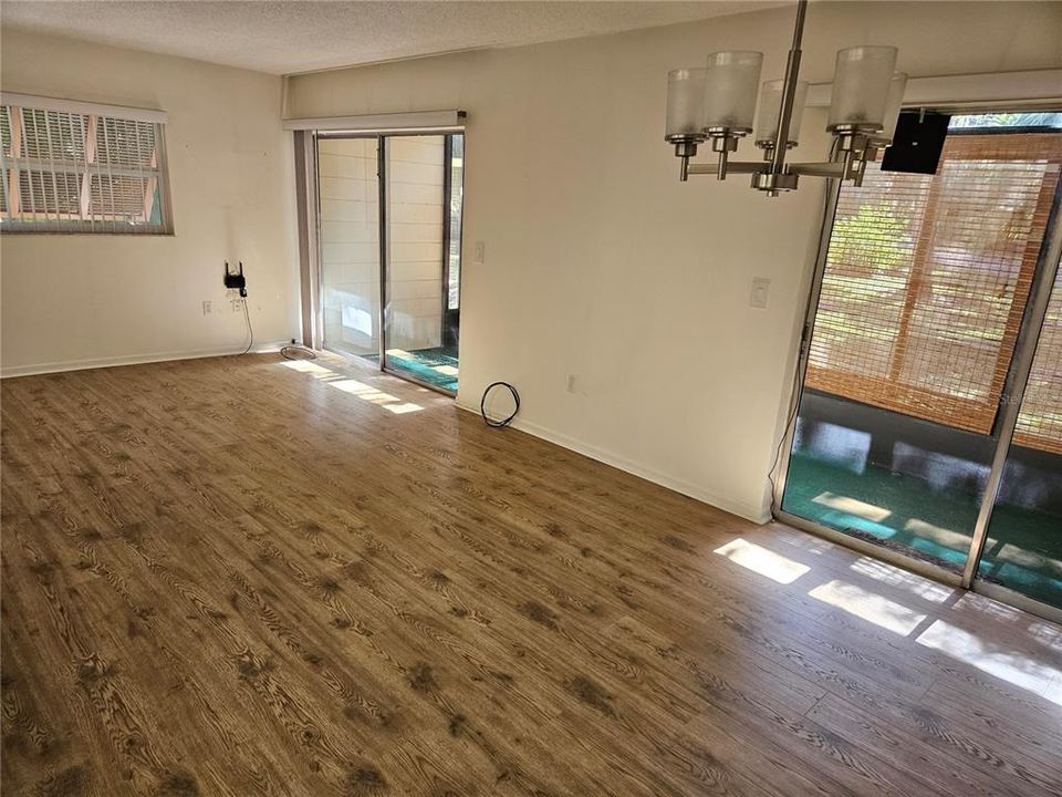 For Sale: $165,000 (2 beds, 2 baths, 897 Square Feet)