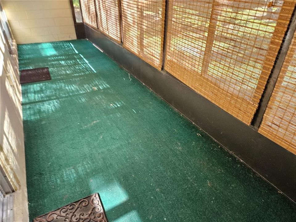 For Sale: $165,000 (2 beds, 2 baths, 897 Square Feet)