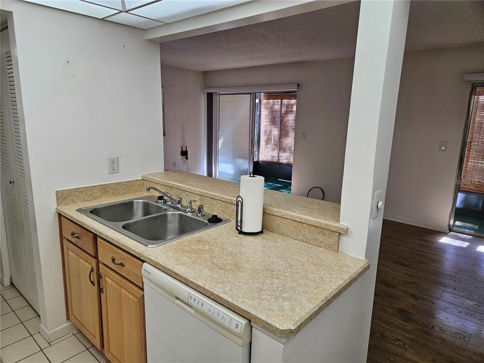 For Sale: $165,000 (2 beds, 2 baths, 897 Square Feet)