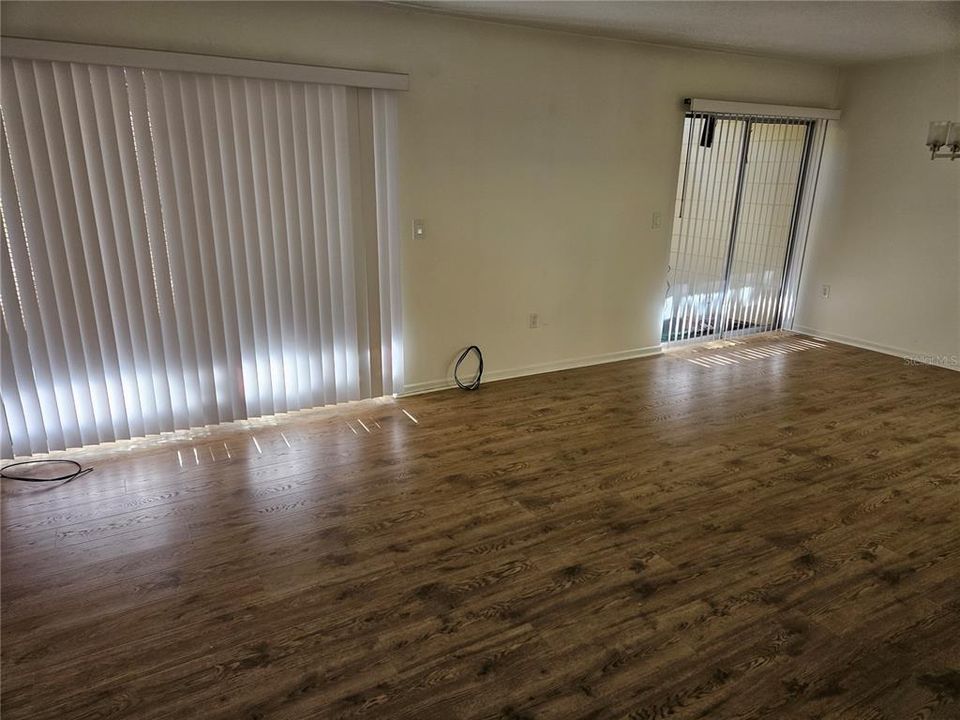 For Sale: $165,000 (2 beds, 2 baths, 897 Square Feet)