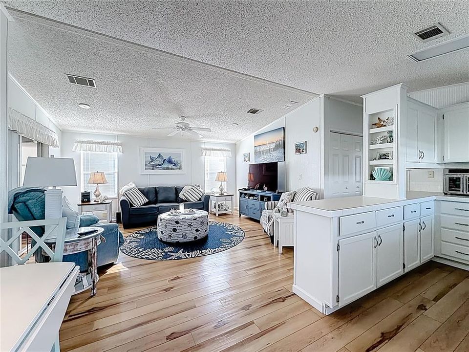 待售: $174,000 (2 贝兹, 2 浴室, 864 平方英尺)