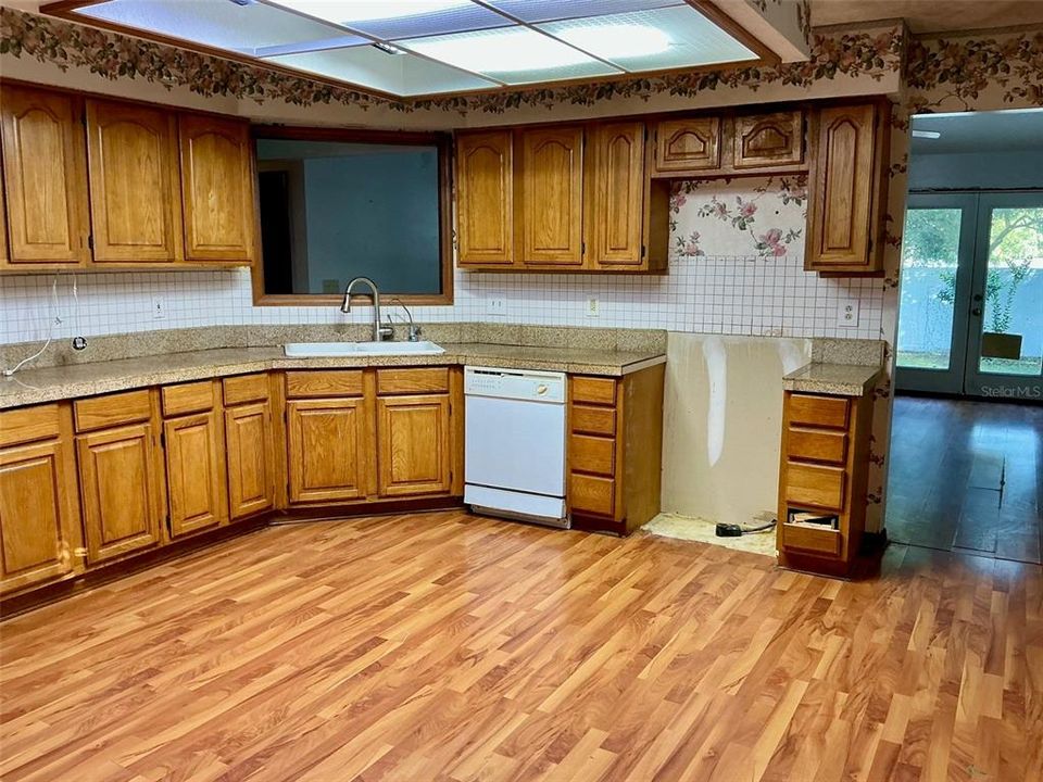 Active With Contract: $269,000 (3 beds, 2 baths, 1831 Square Feet)