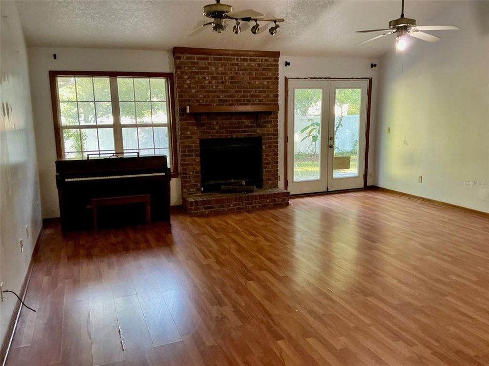 Active With Contract: $269,000 (3 beds, 2 baths, 1831 Square Feet)