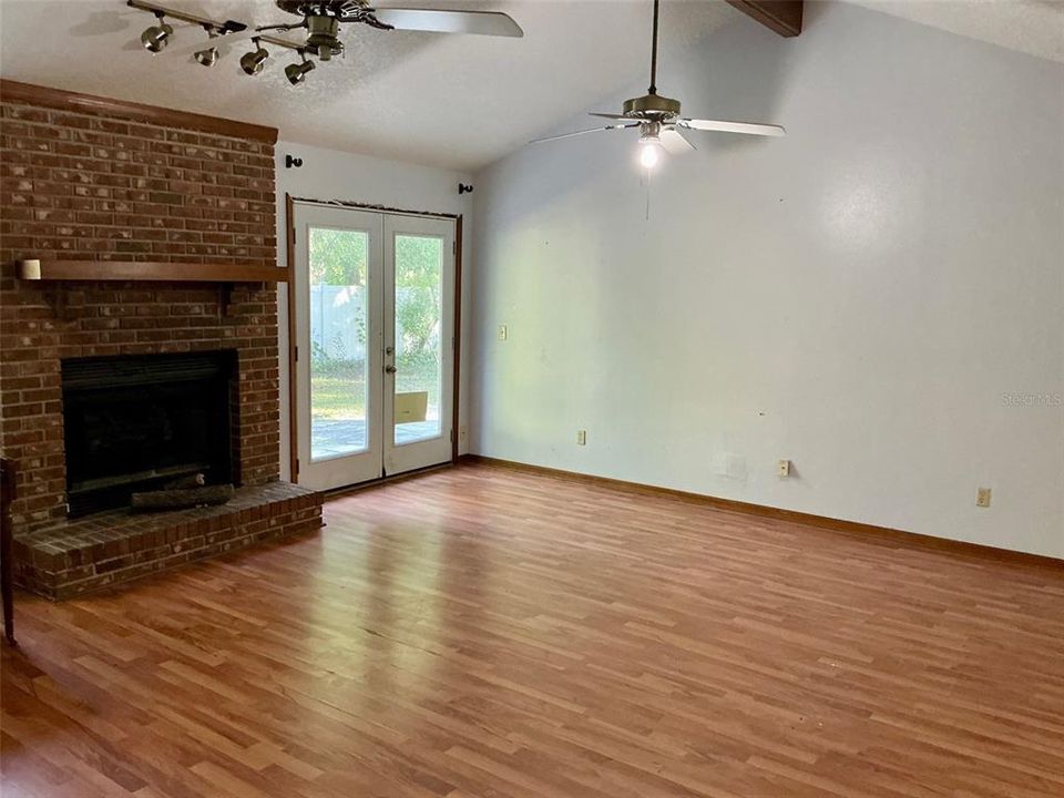Active With Contract: $269,000 (3 beds, 2 baths, 1831 Square Feet)