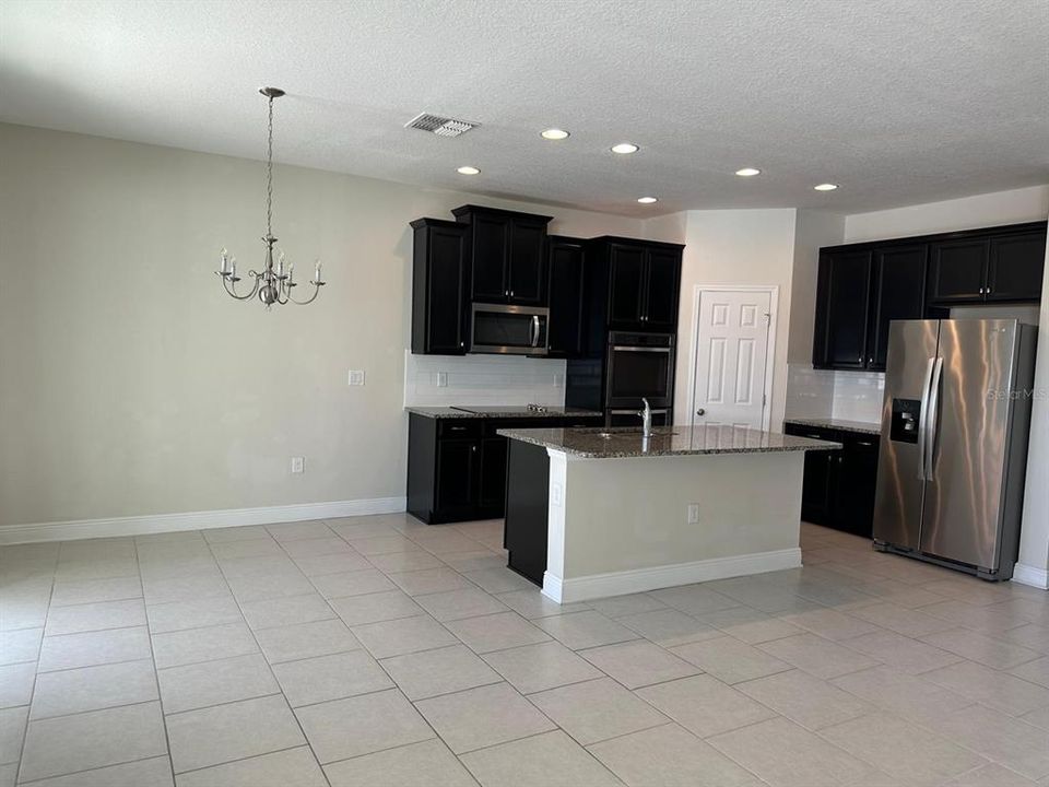 For Rent: $2,350 (4 beds, 3 baths, 2572 Square Feet)