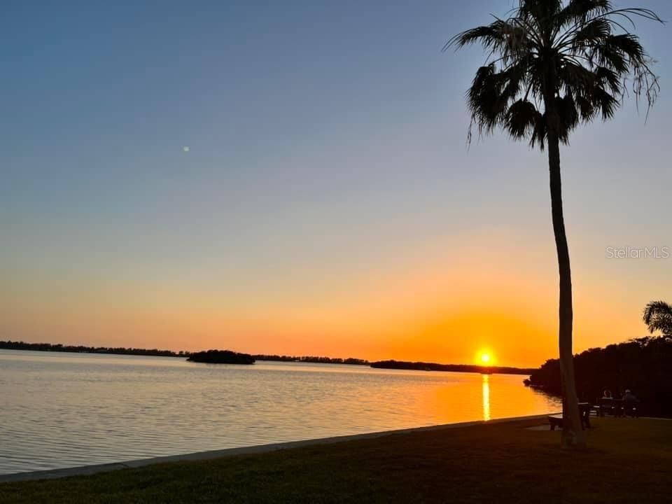 For Sale: $269,000 (2 beds, 2 baths, 1015 Square Feet)