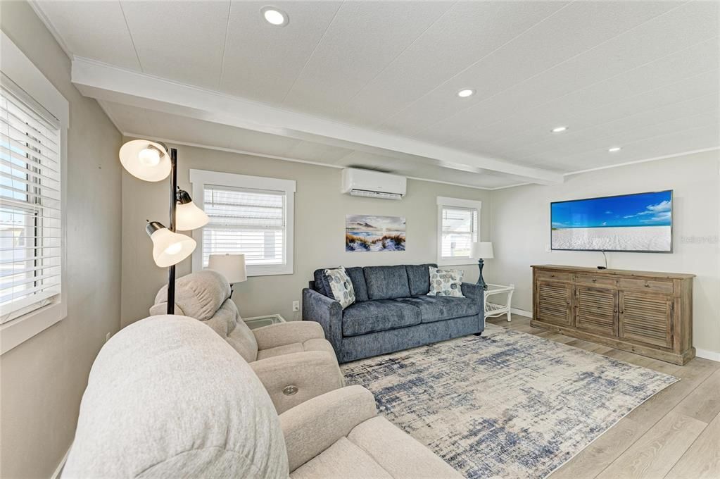 For Sale: $269,000 (2 beds, 2 baths, 1015 Square Feet)