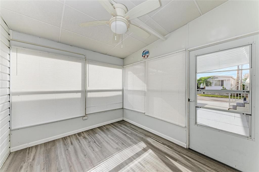 For Sale: $269,000 (2 beds, 2 baths, 1015 Square Feet)