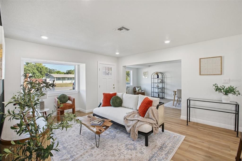 待售: $625,000 (4 贝兹, 2 浴室, 1740 平方英尺)