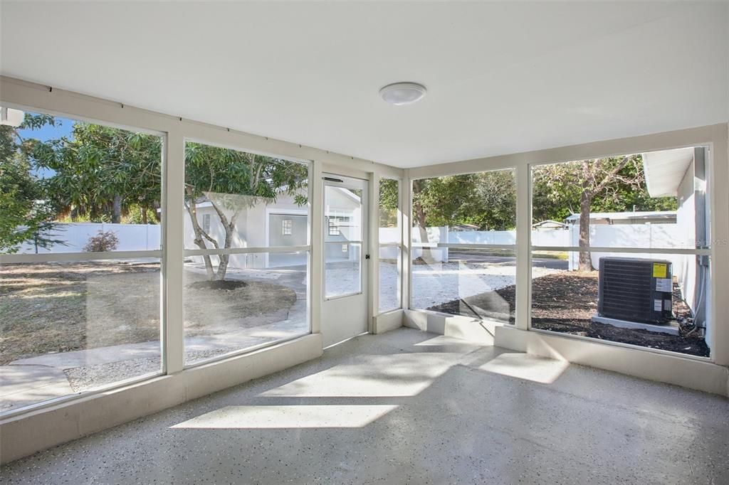 待售: $625,000 (4 贝兹, 2 浴室, 1740 平方英尺)