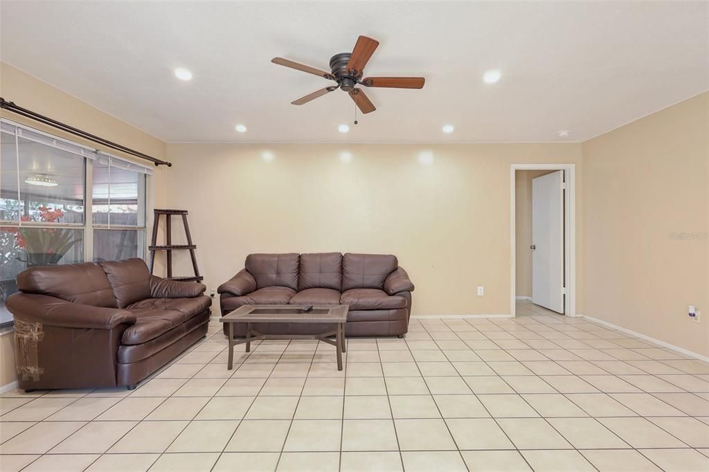 待售: $339,000 (3 贝兹, 2 浴室, 1377 平方英尺)