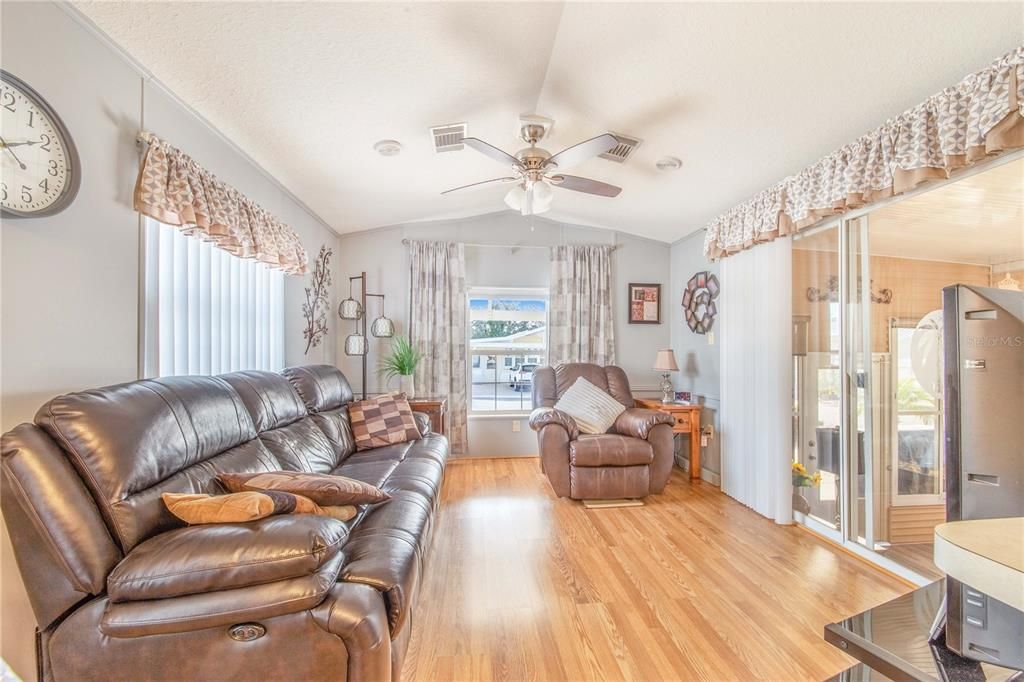 待售: $135,000 (2 贝兹, 1 浴室, 773 平方英尺)