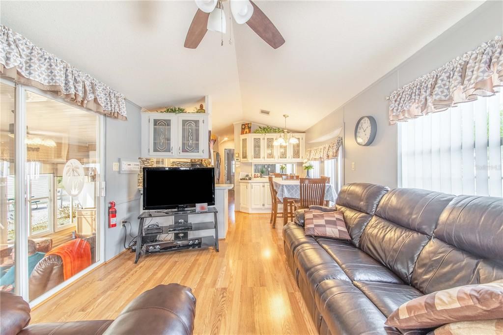 待售: $135,000 (2 贝兹, 1 浴室, 773 平方英尺)