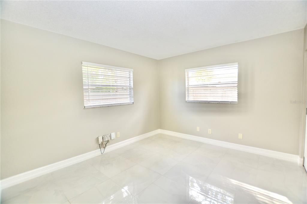 合同活跃: $400,000 (3 贝兹, 2 浴室, 1466 平方英尺)