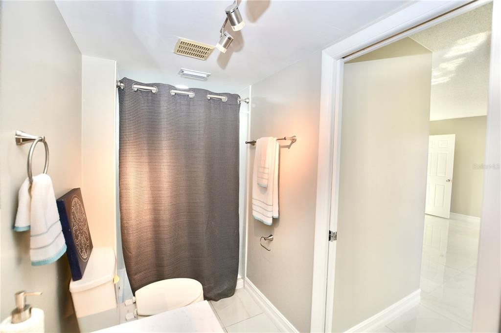 合同活跃: $400,000 (3 贝兹, 2 浴室, 1466 平方英尺)