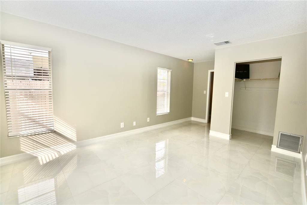 合同活跃: $400,000 (3 贝兹, 2 浴室, 1466 平方英尺)