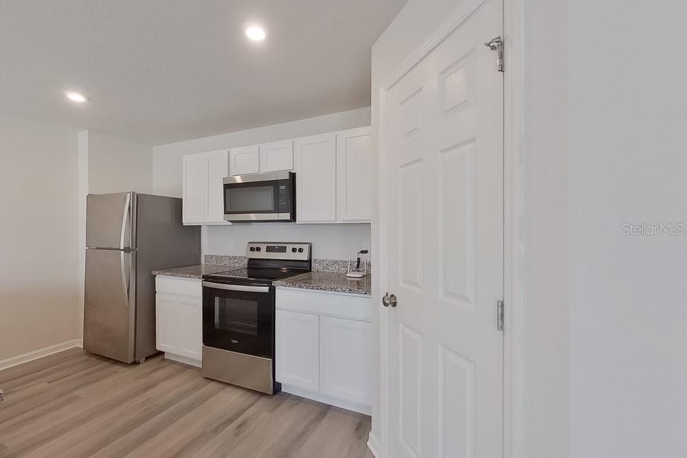 For Rent: $1,985 (4 beds, 2 baths, 1964 Square Feet)