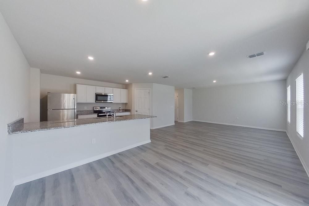 For Rent: $1,985 (4 beds, 2 baths, 1964 Square Feet)