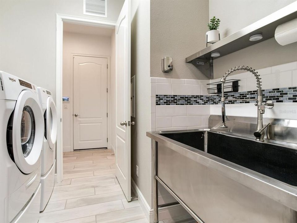 Active With Contract: $999,000 (3 beds, 2 baths, 2521 Square Feet)